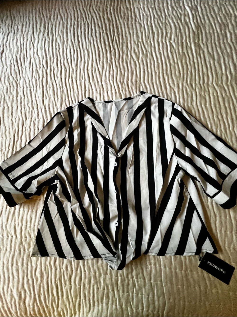 HMGWORD BLACK & WHITE STRIPPED QUARTER SLEEVE BLOUSE W/FOLDED HEM 
BUTTON-UP XL